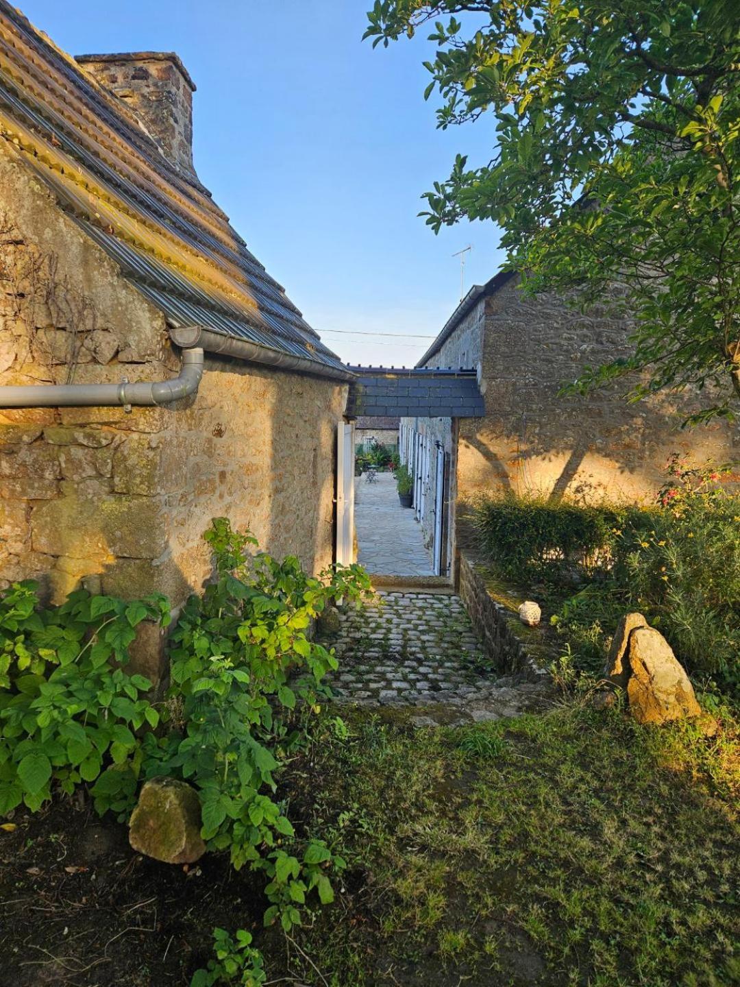Les 13 Lavoirs D'Antan - Chambre Globe-Trotteur Saint-Pierre-Eglise Luaran gambar